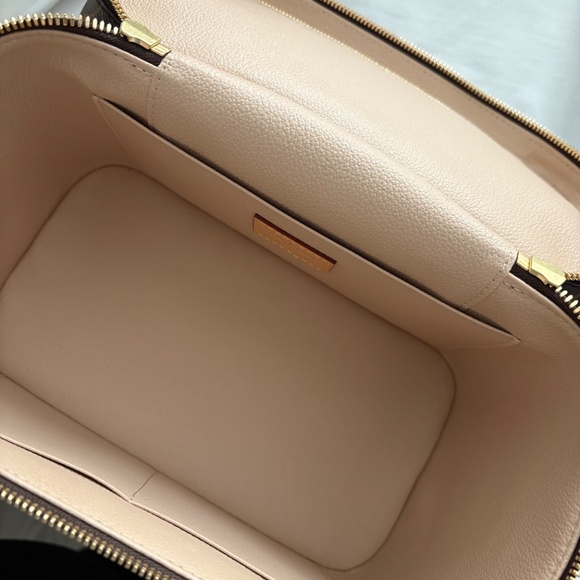Louis Vuitton Make Up Bag - Picture 2 of 4